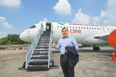 3月13日，在馬來西亞雪蘭莪州的蘇丹阿蔔杜勒·阿齊茲·沙阿機場，馬來西亞交通部長陸兆福與C919大飛機合影。新華社發（張紋綜 攝）