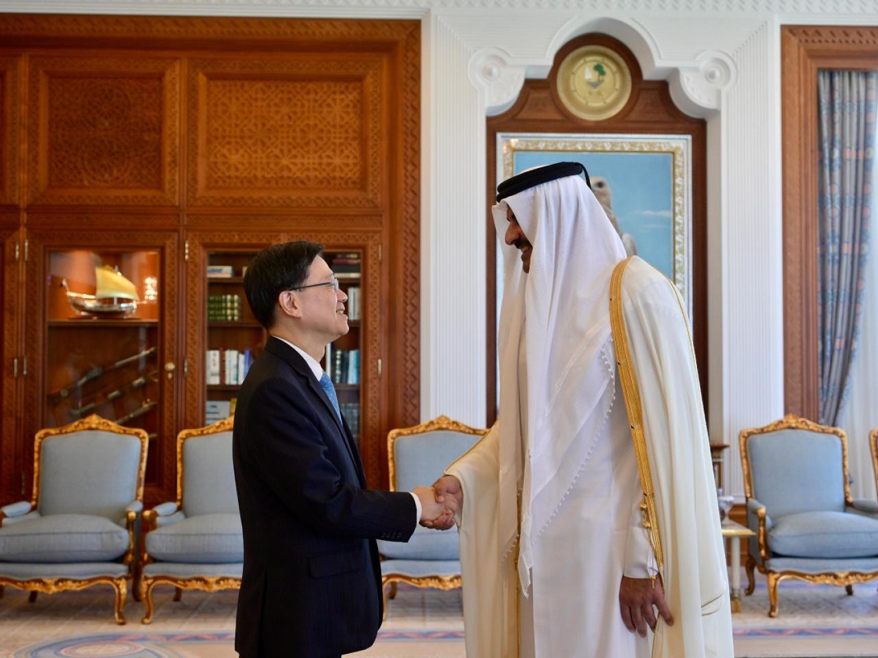 李家超（左）在卡塔爾與卡塔爾埃米爾（國家元首）Tamim bin Hamad Al Thani（右）會面。(政府新聞處)