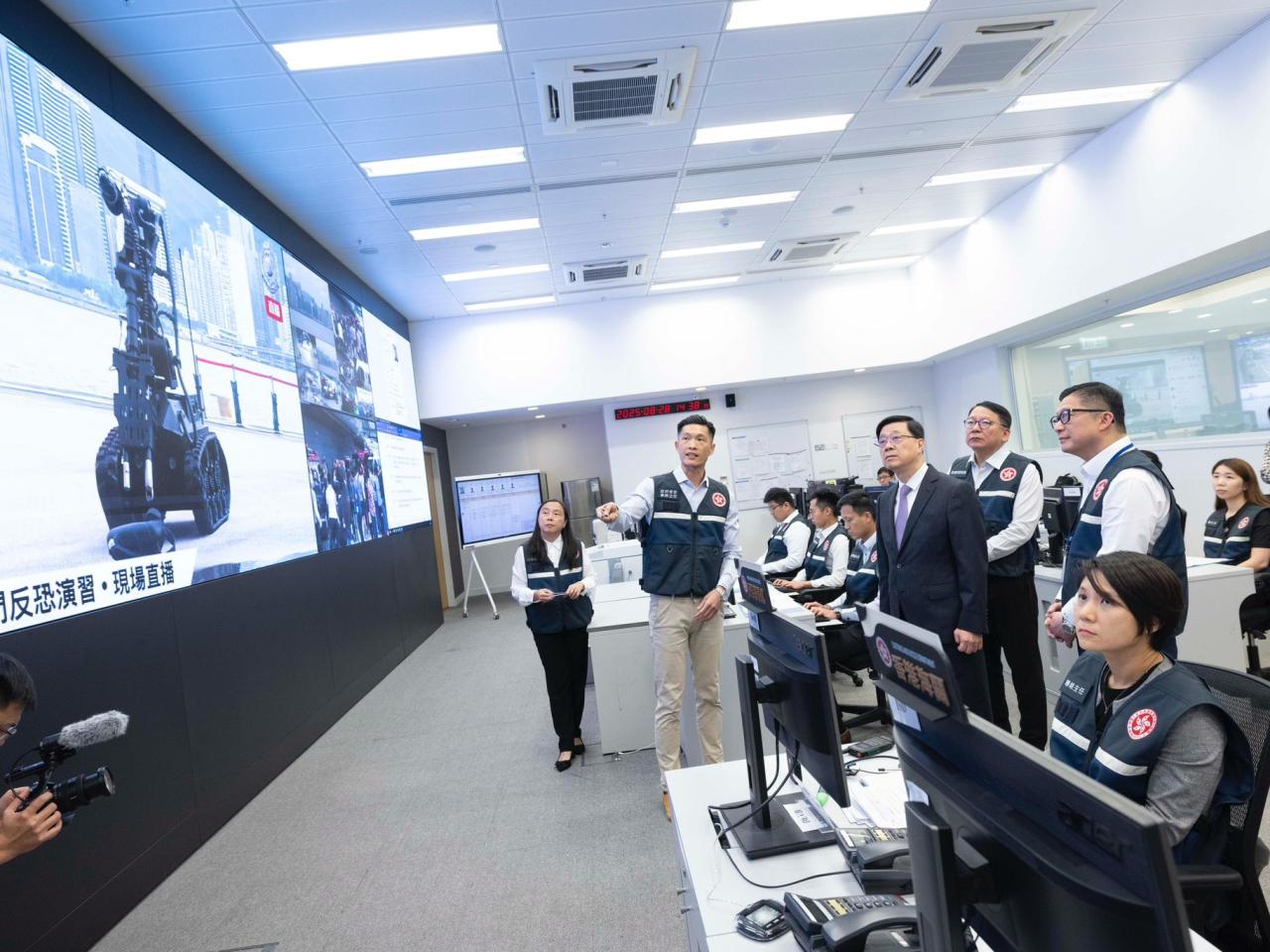 李家超表示，國際恐襲及本土恐怖主義的威脅不容忽視。（李家超社交網站）