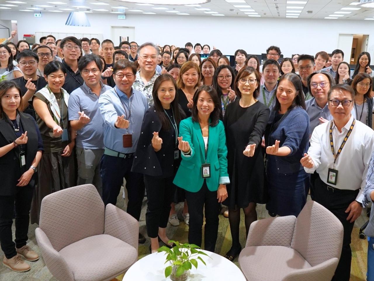 林慧虹（右四）稱期待與恒生團隊一起繼續努力，為客戶創造價值。（公司提供）