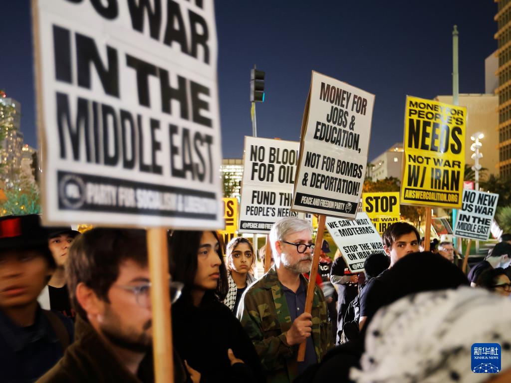 3月2日，人們在美國加利福尼亞州洛杉磯參加集會，抗議美國對伊朗發動軍事打擊。新華社發