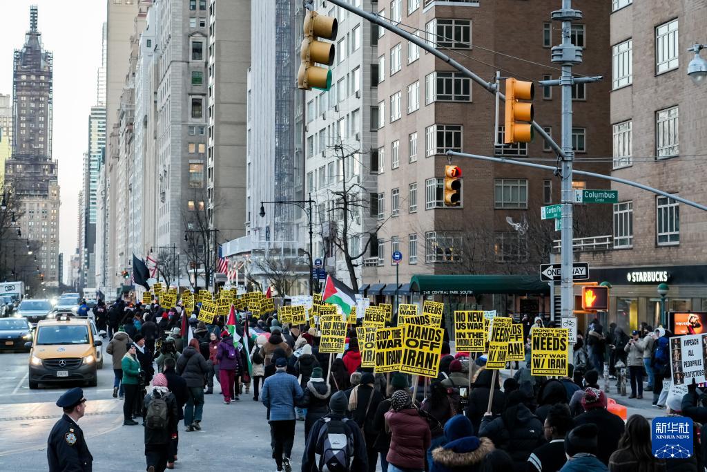 3月2日，人們在美國紐約參加集會，抗議美國對伊朗發動軍事打擊。新華社發（章正浩攝）