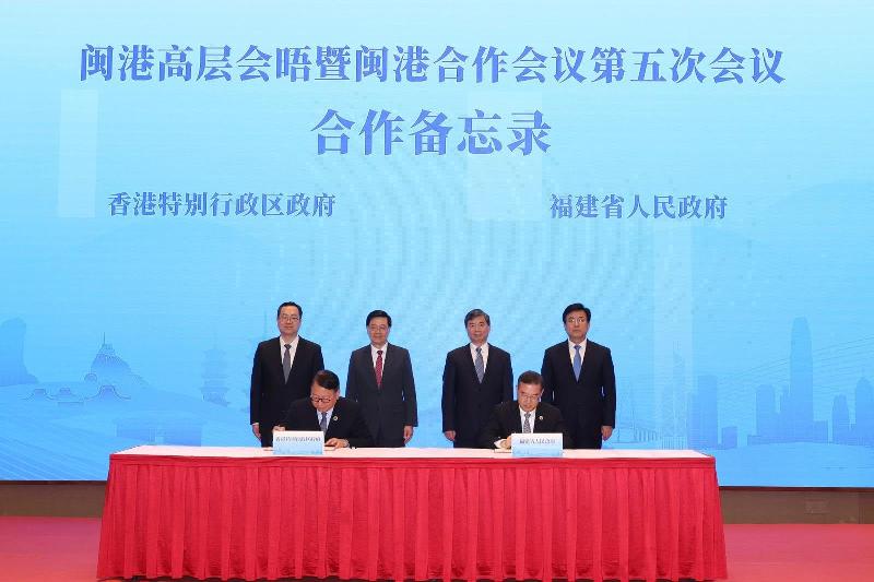 可能是包含下列内容的图片：新闻中心和文字