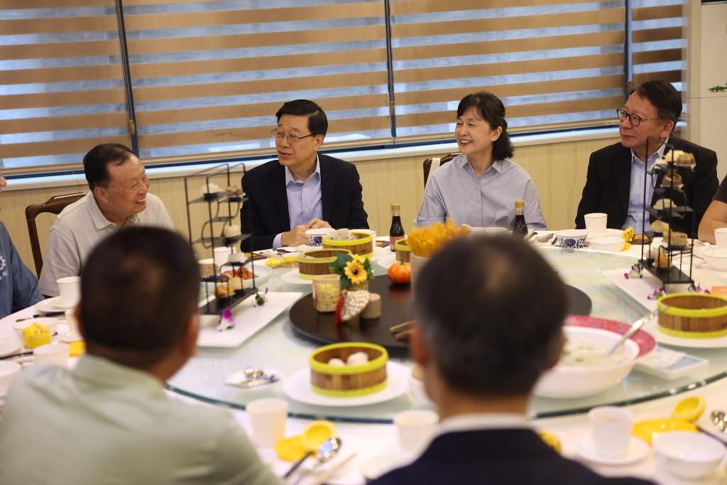 可能是包含下列内容的图片：一人或多人和文字